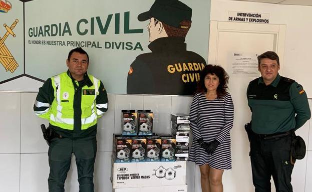 Herrajes del Poniente entrega una importante cantidad de mascarillas a la Guardia Civil