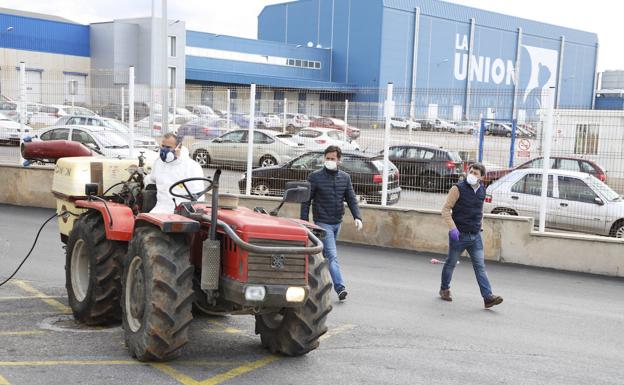 20 equipos de tractores y cubas se suman a las tareas de desinfección en El Ejido dos veces en semana