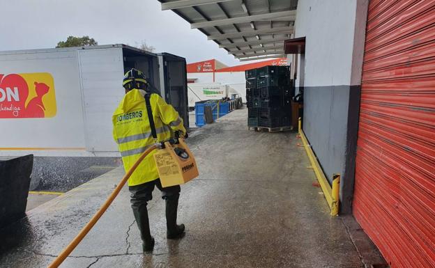 Un camión del Consorcio de Bomberos del Poniente se suma al Plan de desinfección de El Ejido