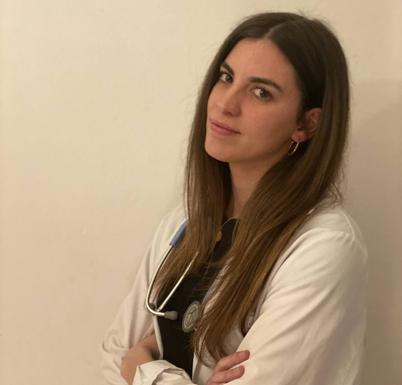 Ana Rodríguez se incorpora al Hospital del Mar, meses antes de acabar Medicina, para luchar contra el Covid-19