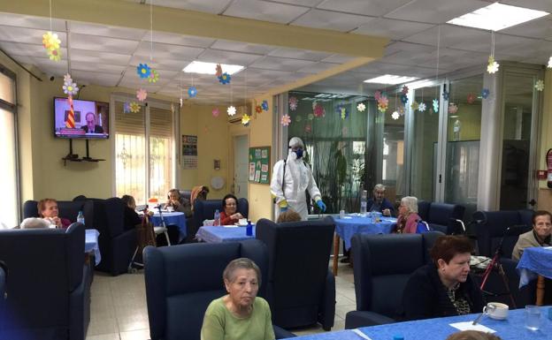 La directora de la Residencia San Álvaro apela a la «imaginación» para paliar la ausencia de material de protección y al «trabajo» para superar la crisis sanitaria