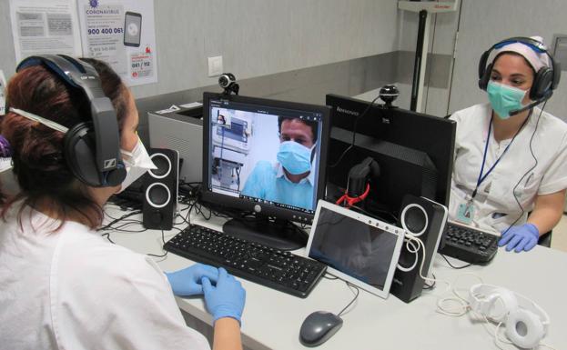 El Hospital de Poniente convierte al paciente en colaborador activo con una nueva consulta de 'telemedicina'