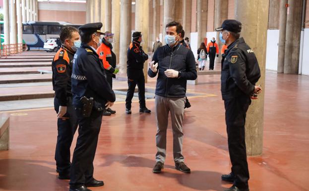 El Ayuntamiento de El Ejido reparte 8.000 mascarillas en el transporte público