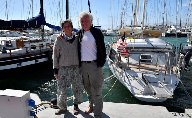 Confinados en un velero en el puerto de Almerimar