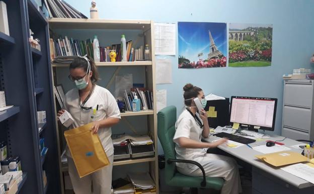 La Unidad Farmacia del Hospital de Poniente activa el envío a domicilio de los tratamientos