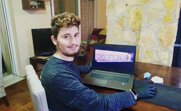 Un joven ejidense crea diseños de gafas, pantalla y mascarillas de protección
