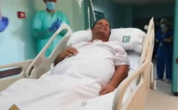 Sale de la UCI el doctor Munir, el médico del Poniente que ha pasado 37 días ingresado por Covid-19