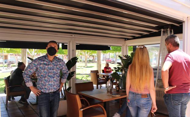 Los bares de El Ejido se resisten a abrir aunque pueden trabajar las terrazas