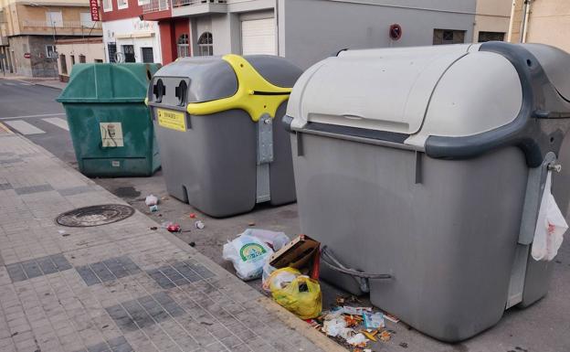 El PSOE hace visible la suciedad del municipio en un dossier de imágenes