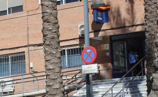 Atraca una tienda en El Ejido con un afilador de cuchillos y se lleva 600 euros