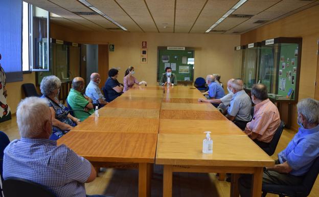 El alcalde de El Ejido aborda la desescalada con los Clubes de la Tercera Edad