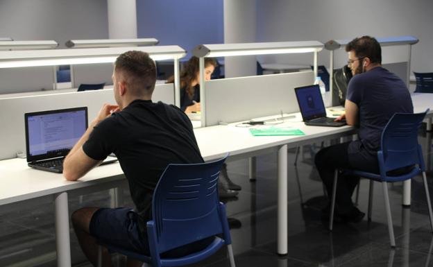 Reabre la sala de estudio de la biblioteca central de El Ejido renovada