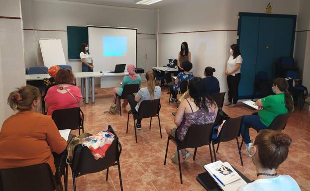 Un curso de Auxiliar de Limpieza trata de fomentar el empleo en mujeres vulnerables