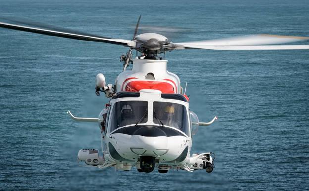 Rescatan a un kayakista en Balerma: «Ha volcado en dos ocasiones; mi amigo no puede mantenerse a bordo»