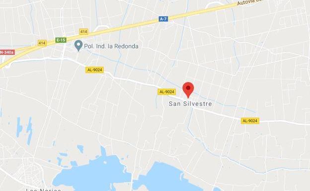 Desalojada una veintena de personas por el incendio en una nave de palés en El Ejido
