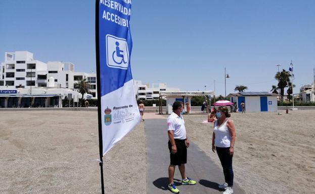 La playa de Levante en Almerimar se hace más accesible