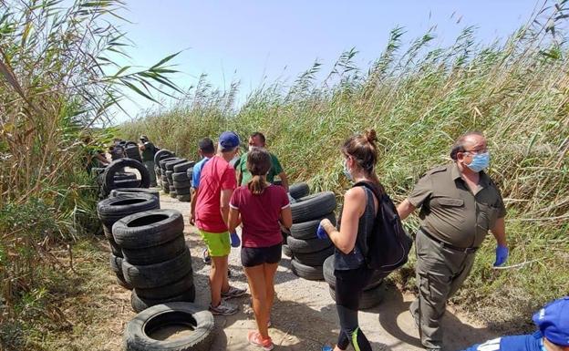Jóvenes retiran del Espacio Protegido de Punta Entinas un centenar de neumáticos