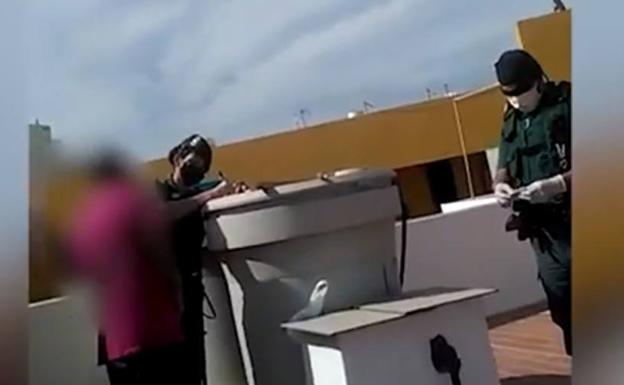 Amenaza con saltar de 40 metros para evitar ser detenido tras robar un bolso en El Ejido