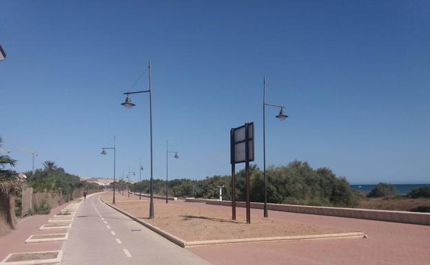 El paseo marítimo de Almerimar, «más eficiente» iluminando las noches estivales