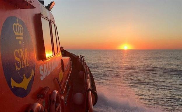 Rescatados 13 varones magrebíes de una embarcación de madera frente a la costa de El Ejido