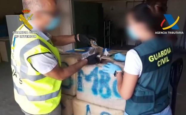Pillados en la playa de Guardias Viejas con 1.400 kilos de hachís