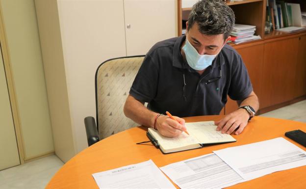 Un nuevo suelo para la sala del Centro de Usos Múltiples de Santa María del Águila