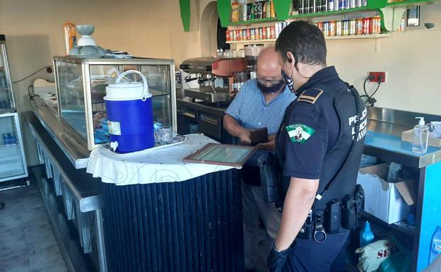 La Policía Local de El Ejido denuncia en un fin de semana a once establecimientos de hostelería del municipio