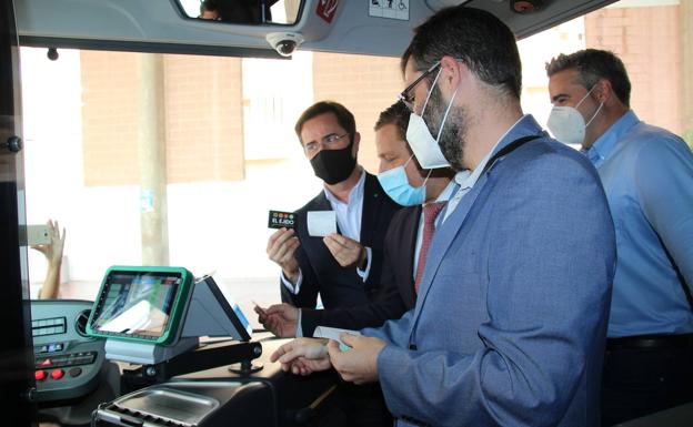Los autobuses urbanos de El Ejido estrenan nuevas expendedoras de billetes