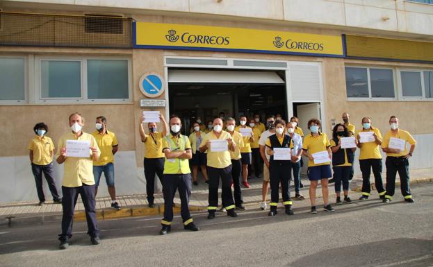 Los trabajadores de la Unidad de Reparto de Correos de El Ejido se concentran