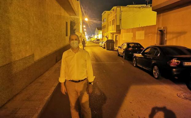Cs pide una mejor iluminación para la calle Emilia Pardo Bazán y actuación sobre el arbolado