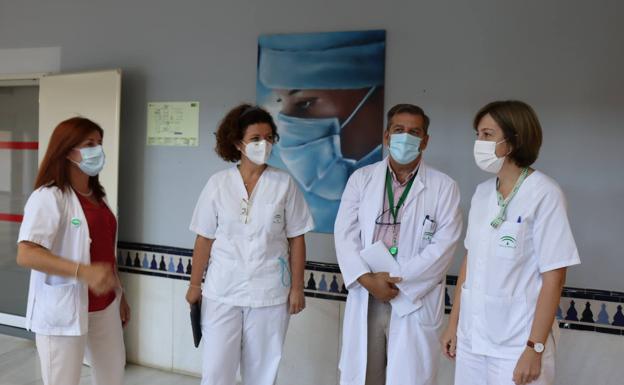 El Hospital de Poniente participa en una guía para humanizar el trato a pacientes ostomizados