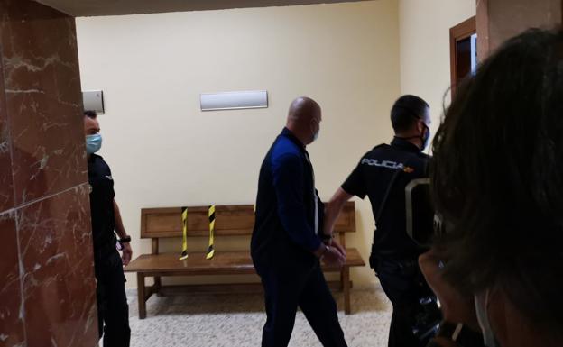 Guardia Civil dice que el acusado de matar a su hijo de 8 años lo llevó al sótano para acabar con su vida