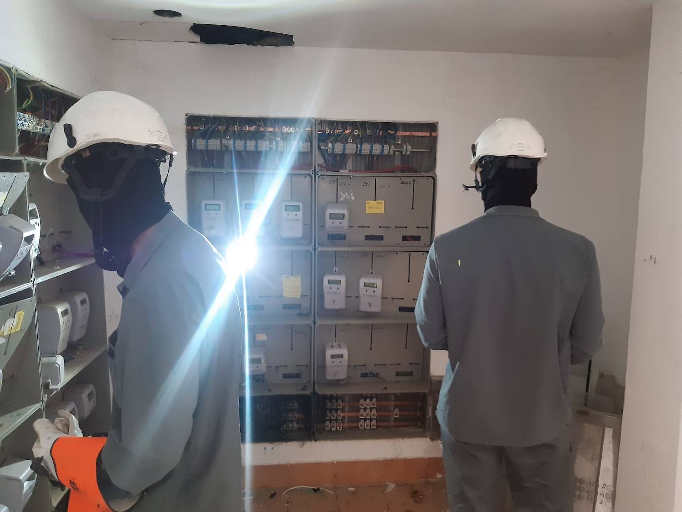 Endesa, 'Aguas de El Ejido' y Policía Local cortan enganches ilegales de luz y agua en casas 'okupadas' en Las Norias