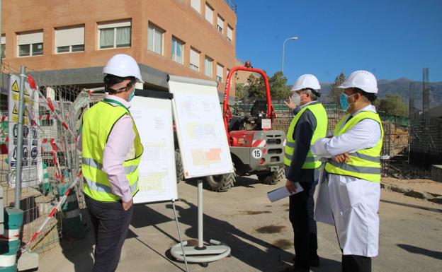 Salud amplía un 68% la capacidad de la UCI en el Poniente tras la presión por la Covid