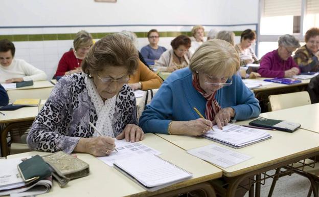 Unos 800 ejidenses se matriculan en Educación para Adultos este curso