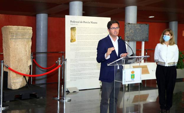 El Ejido exhibe el recuperado Pedestal de Porcia Maura del siglo II