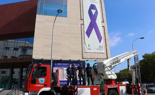 El Teatro Auditorio luce un gran lazo por la eliminación de la violencia contra la mujer