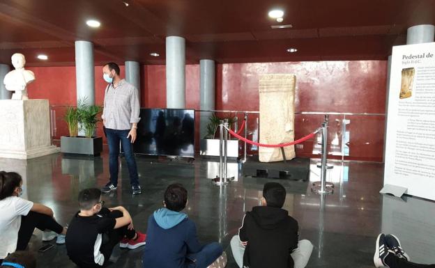 Los ciudadanos ya pueden visitar el Pedestal de Porcia Maura en el hall del Auditorio