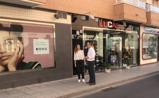 Cs El Ejido reclama más limpieza de escaparates en locales cerrados