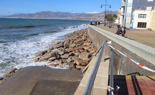 La costa de Balerma y Guardias Viejas vuelve a sufrir los estragos del tiempo