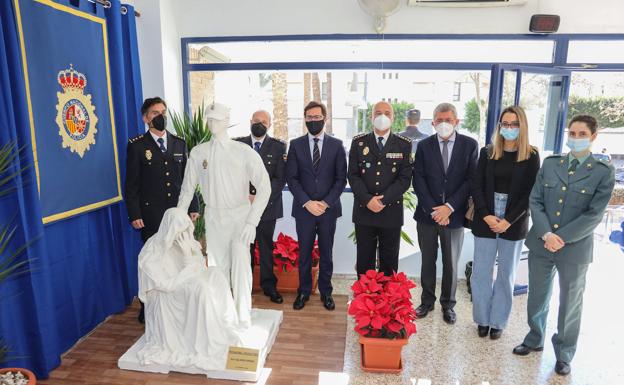 Inaugurada una escultura que representa la ayuda humanitaria de la Policía Nacional