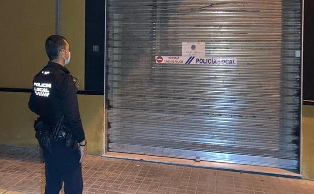 Cierran un pub de El Ejido lleno de gente sin mascarilla y detienen a un hombre que agredió a la policía