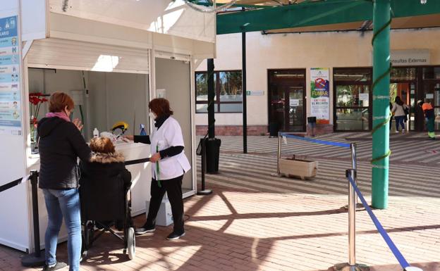 Torrecárdenas y Poniente restringen el acompañamiento a los pacientes