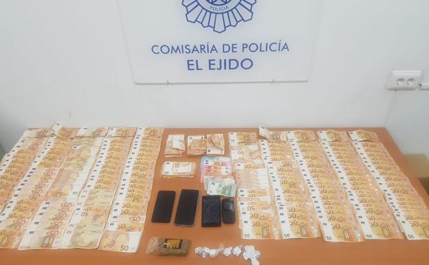 Dos detenidos y 15.000 euros incautados en El Ejido por tráfico de por cocaína y hachís
