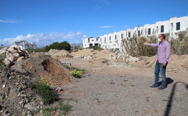 Los padres piden que el nuevo cole de Almerimar eche a andar ya aunque sea con prefabricadas