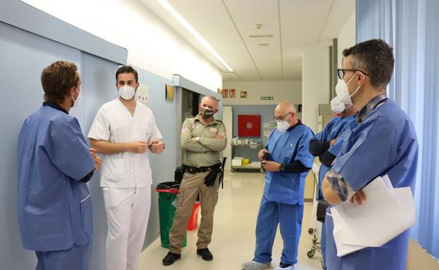 Bomberos y Hospital de Poniente refuerzan su coordinación en emergencias