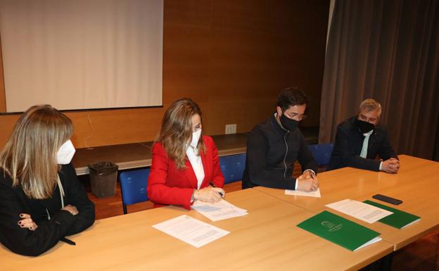 Ayuntamiento y Junta firman el convenio de transmisión del Conservatorio de Música