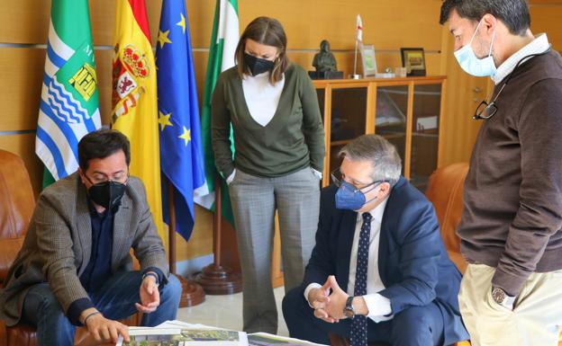 Ayuntamiento y Hospital de Poniente abordan el avance de las obras de ampliación