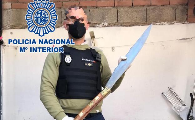 Los cortes de luz delatan un cultivo de 'maría' en El Ejido escondido tras una puerta que simulaba ser un frigorífico
