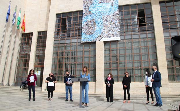 La Plaza Mayor muestra un enorme infinito de fotos por el Autismo